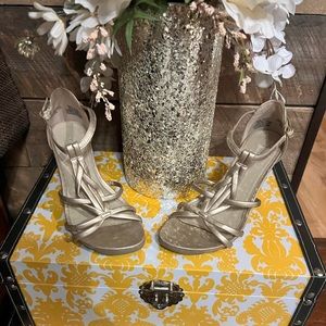 Gold metallic wedges with slip-proof soles